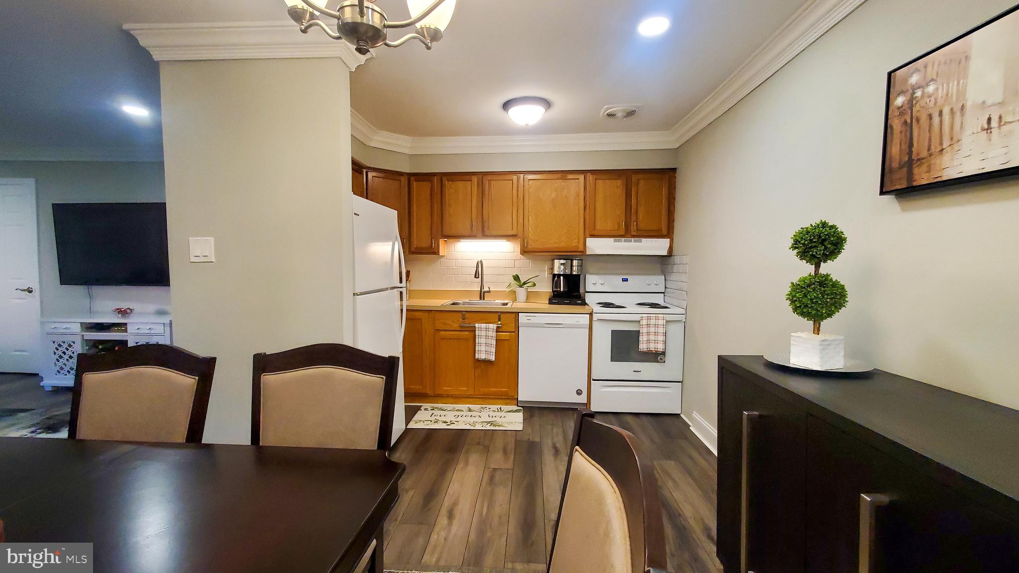 1 Lawrence Road, Unit M1B Broomall, PA 19008 - Photo 7 of 17 Kitchen and Dining