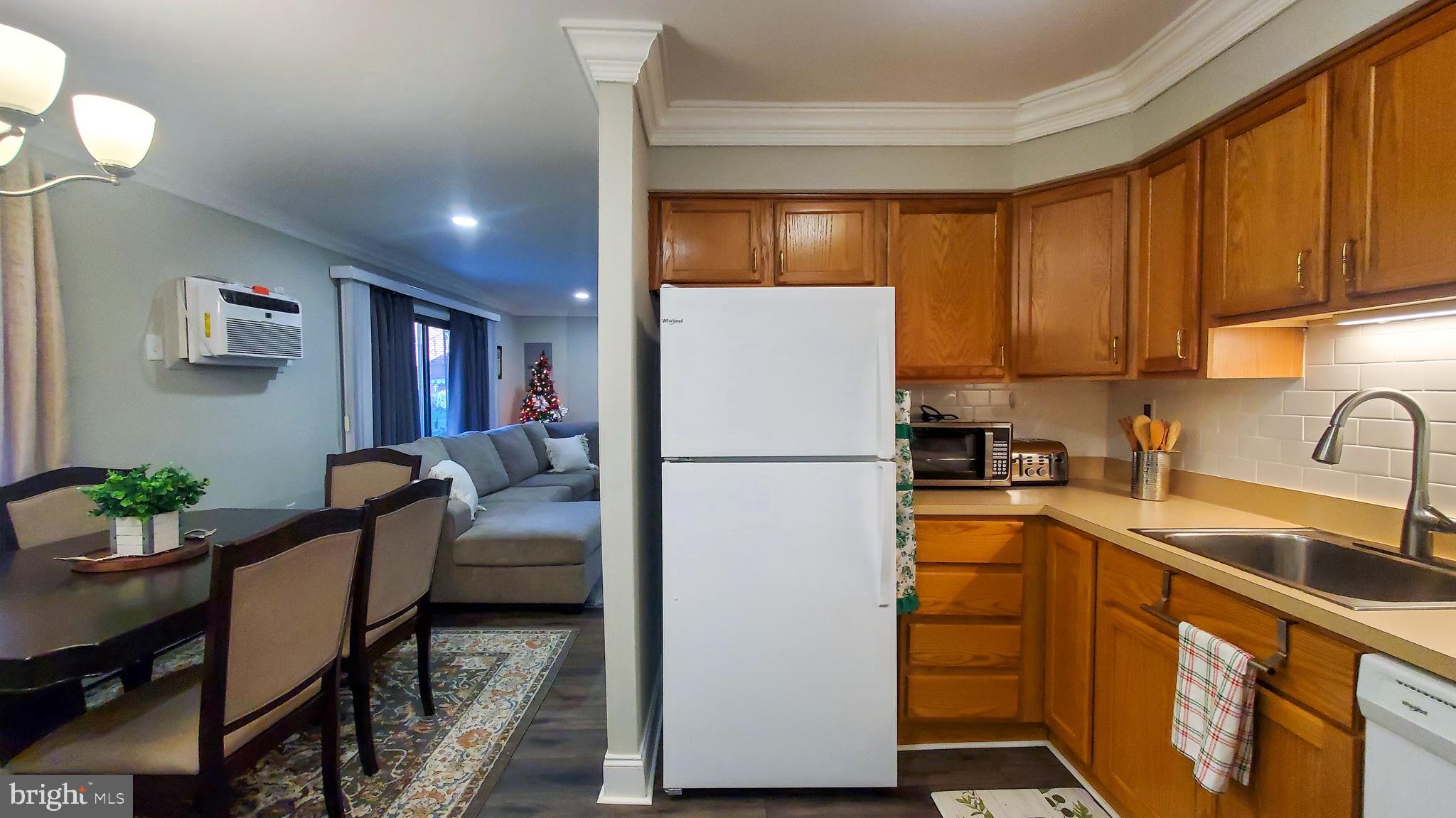 1 Lawrence Road, Unit M1B Broomall, PA 19008 - Photo 8 of 17 Kitchen and Dining