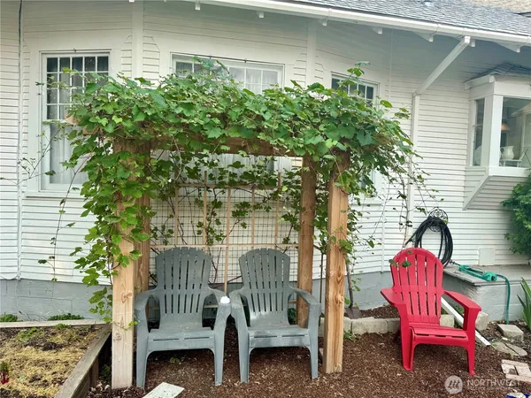 a view of small yard in front of a house