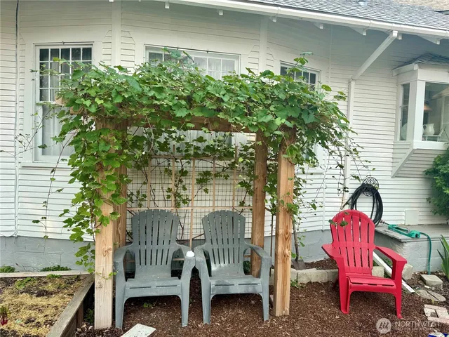 a view of small yard in front of a house