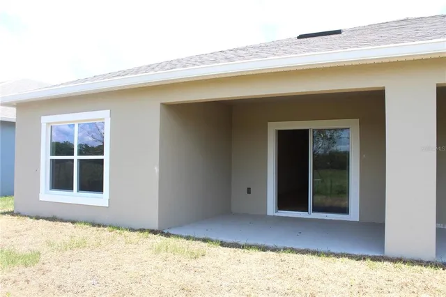 a view of a backyard