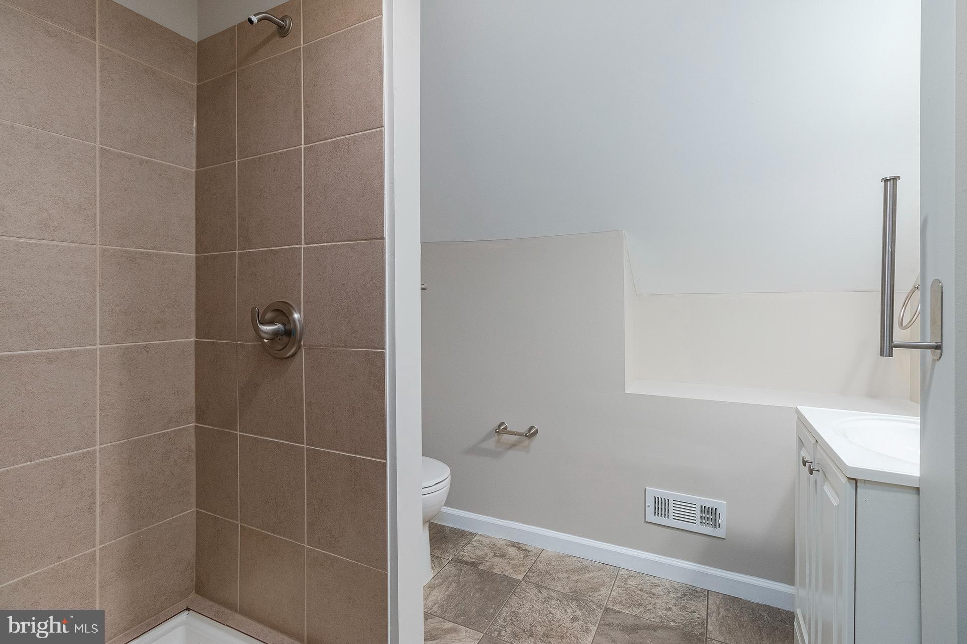 205 Starling Lane Mount Holly, NJ 08060 - Photo 15 of 21 a bathroom with a shower