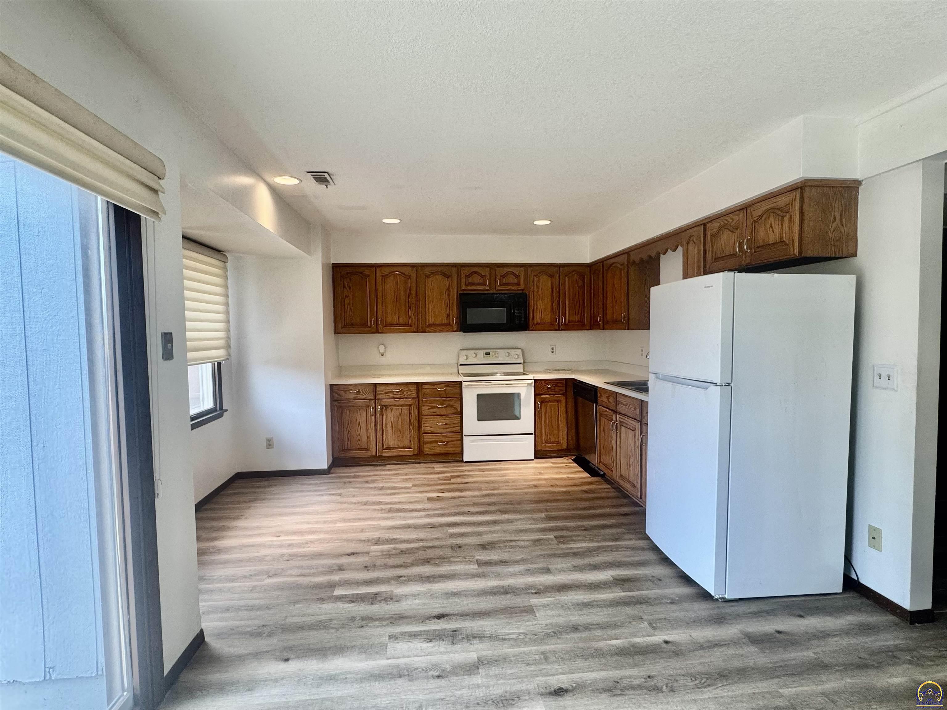2926 Southwest Arrowhead Road Topeka, KS 66614 - Photo 8 of 20