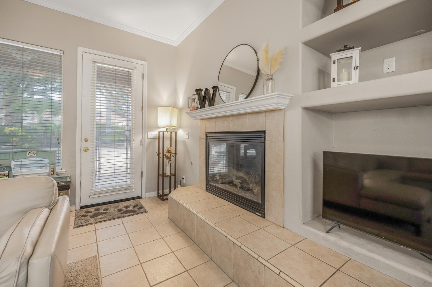 677 West Omaha Avenue Clovis, CA 93619 - Photo 13 of 35 a living room with furniture