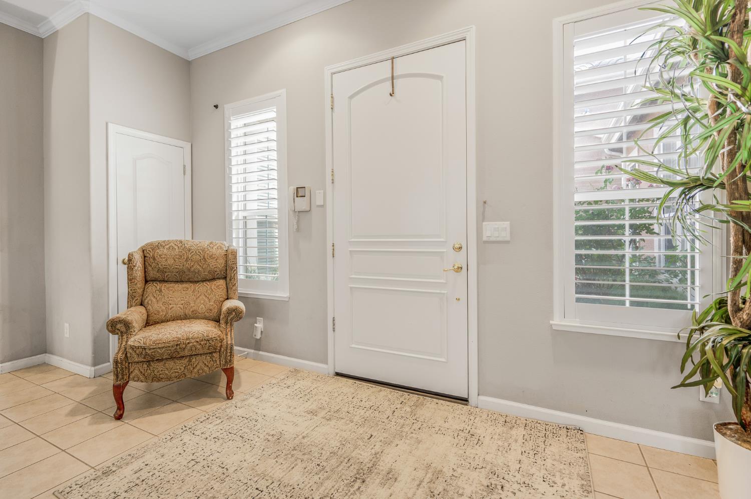 677 West Omaha Avenue Clovis, CA 93619 - Photo 17 of 35 a living room with furniture and a window