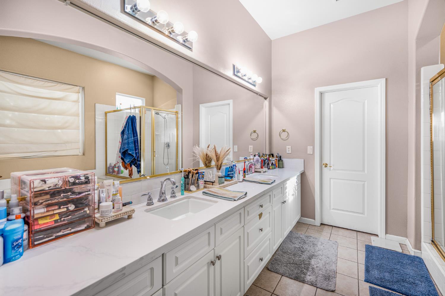 677 West Omaha Avenue Clovis, CA 93619 - Photo 20 of 35 a bathroom with a double vanity sink and a mirror