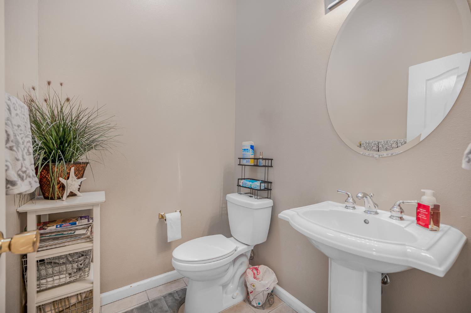 677 West Omaha Avenue Clovis, CA 93619 - Photo 22 of 35 a bathroom with a sink a toilet and a mirror