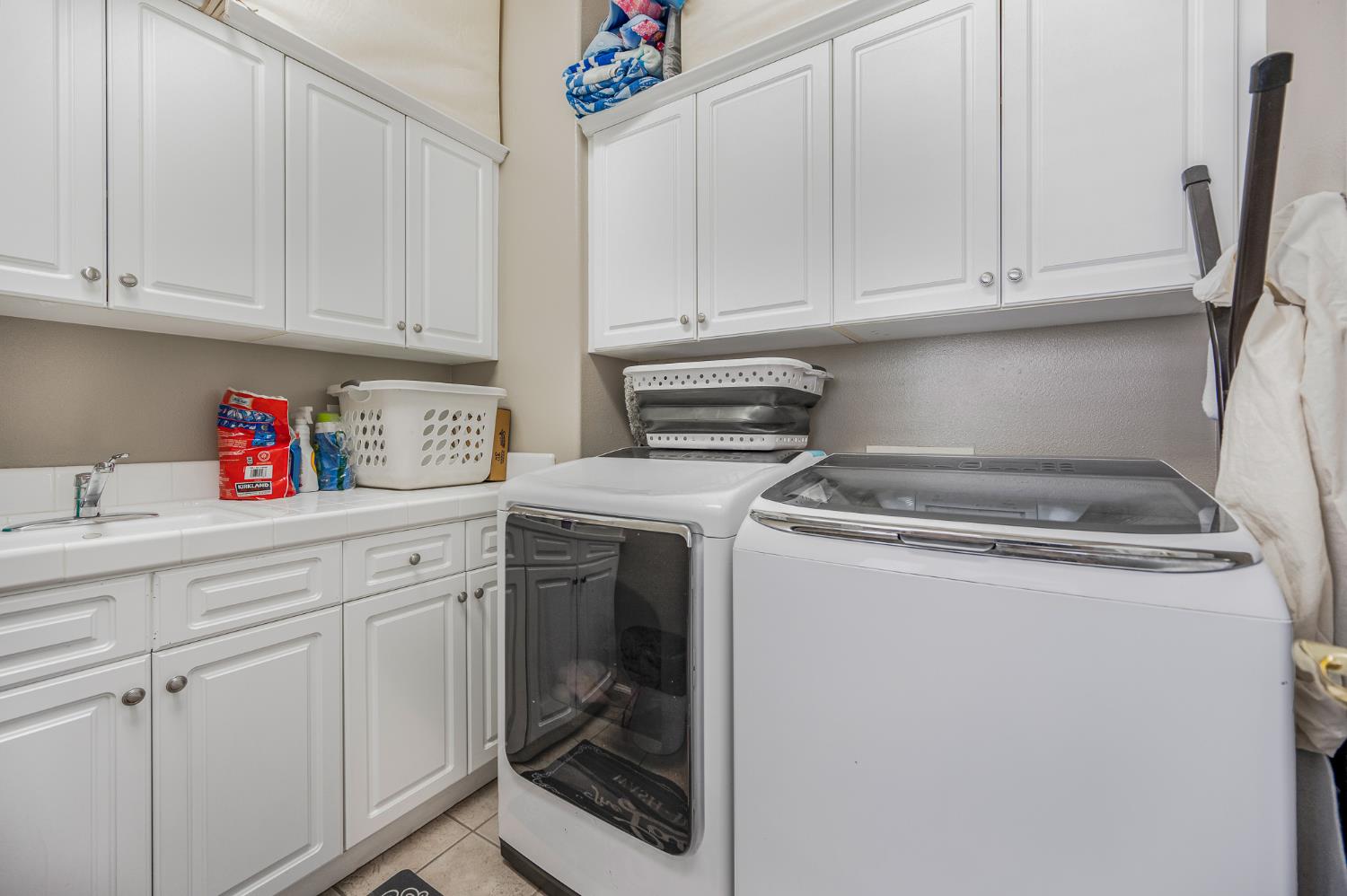 677 West Omaha Avenue Clovis, CA 93619 - Photo 23 of 35 a kitchen with a stove top oven and cabinets