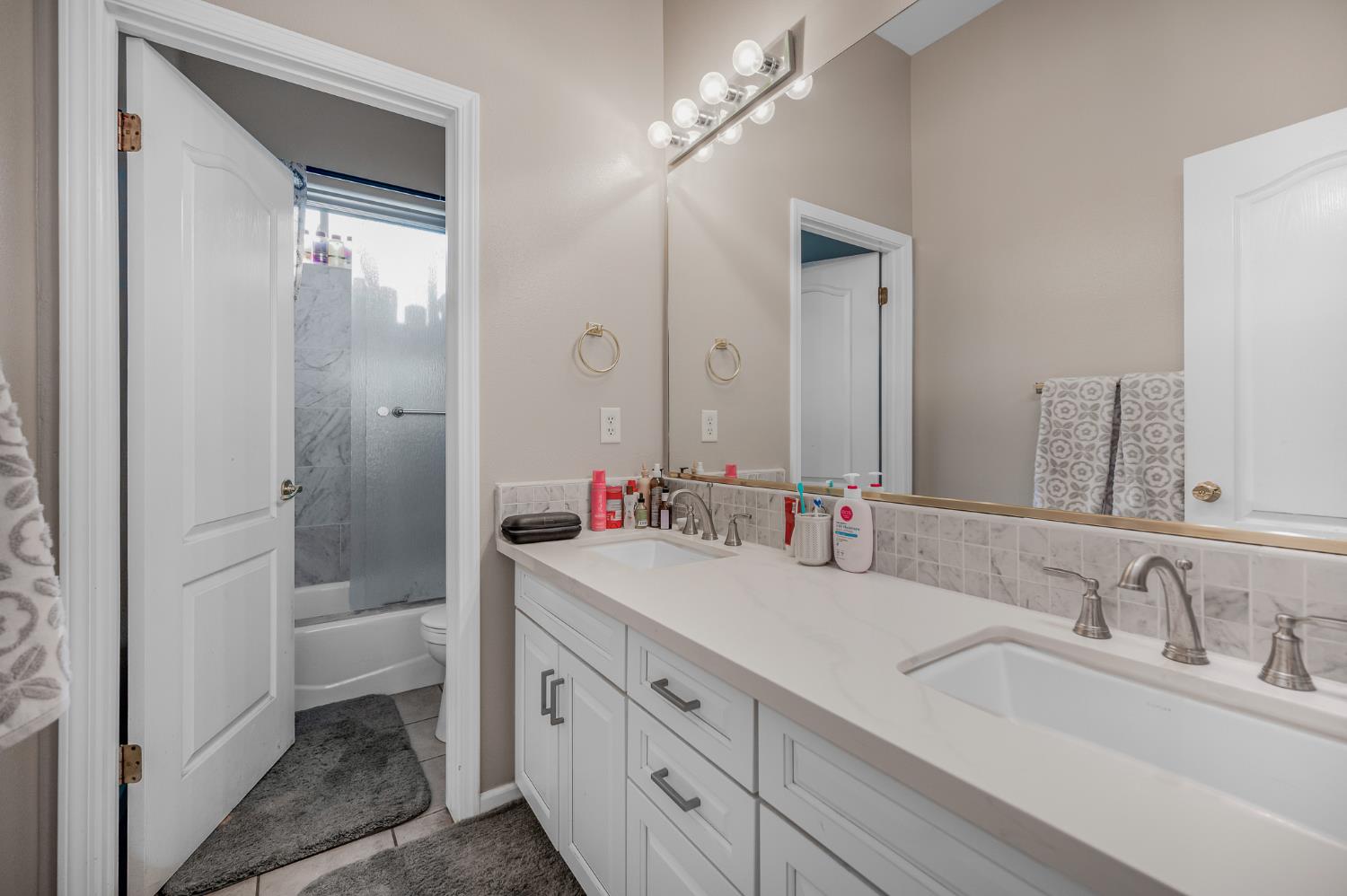 677 West Omaha Avenue Clovis, CA 93619 - Photo 24 of 35 a bathroom with double vanity sinks and a mirror
