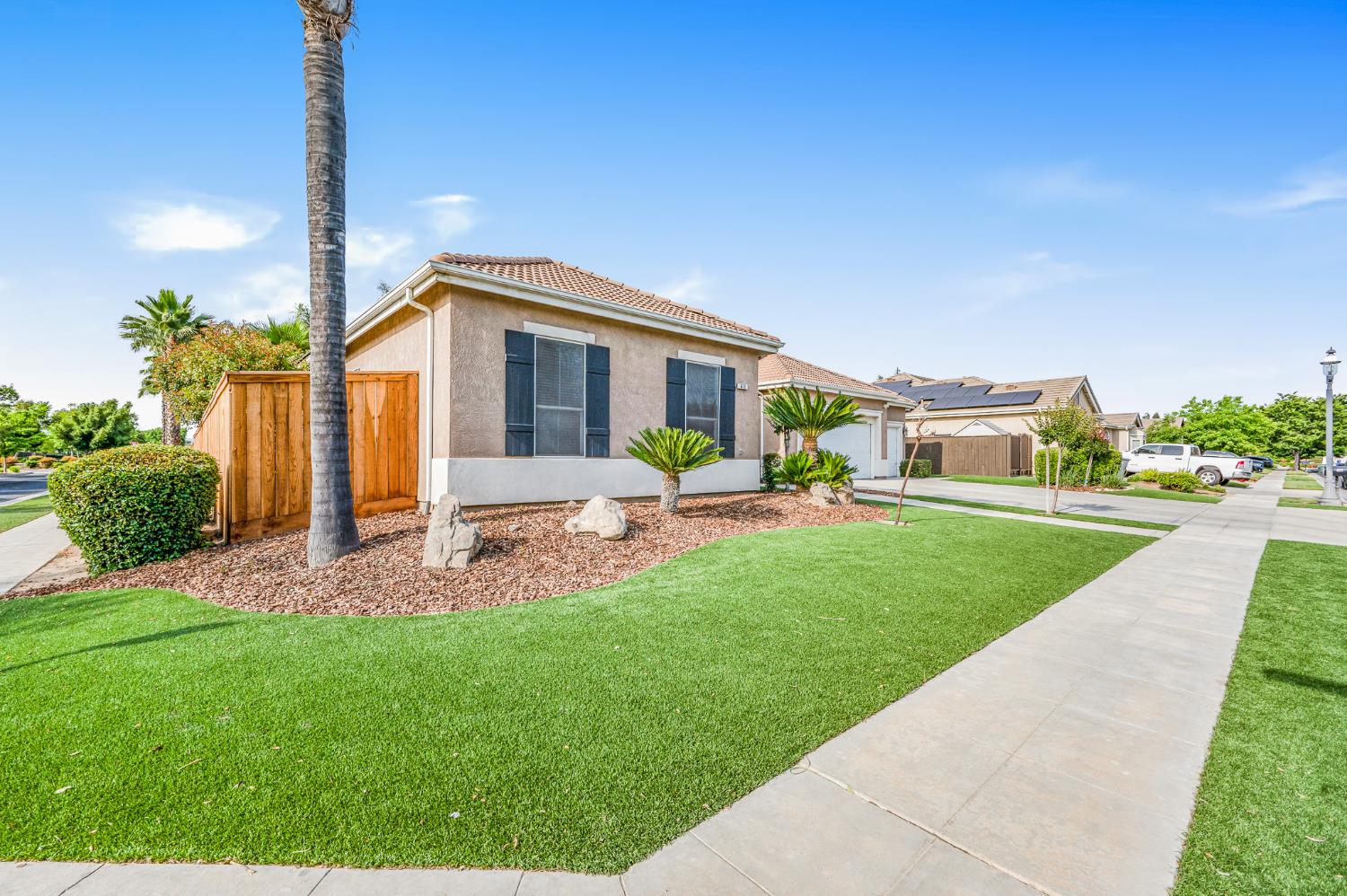 677 West Omaha Avenue Clovis, CA 93619 - Photo 3 of 35 a front view of a house with garden