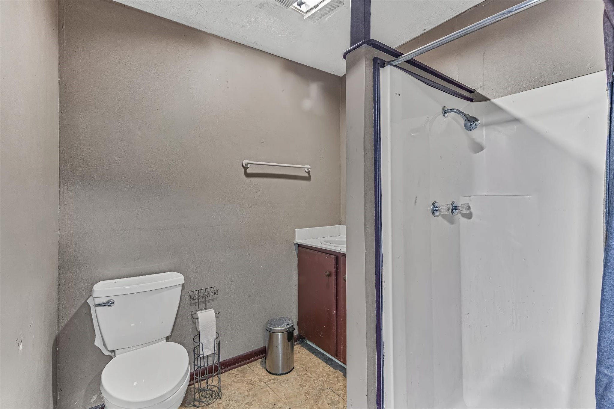 284 County Road 2003 South Liberty, TX 77575 - Photo 27 of 49 Bathroom in Back Building