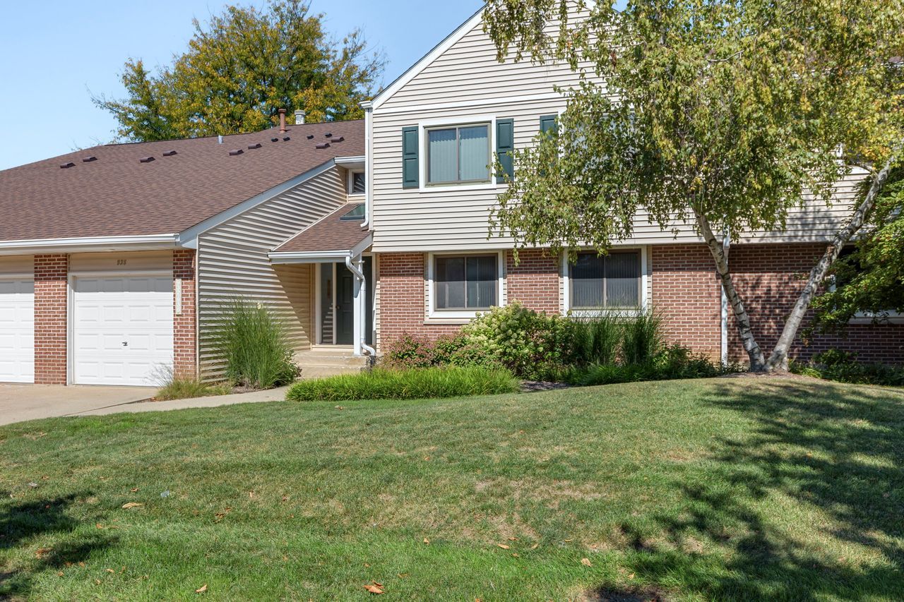 938 Hidden Lake Drive, Unit 938 Buffalo Grove, IL 60089 - Photo 1 of 16 a front view of a house with a garden