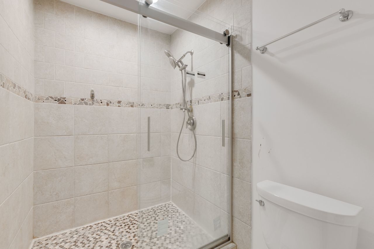 938 Hidden Lake Drive, Unit 938 Buffalo Grove, IL 60089 - Photo 13 of 16 a bathroom with a shower