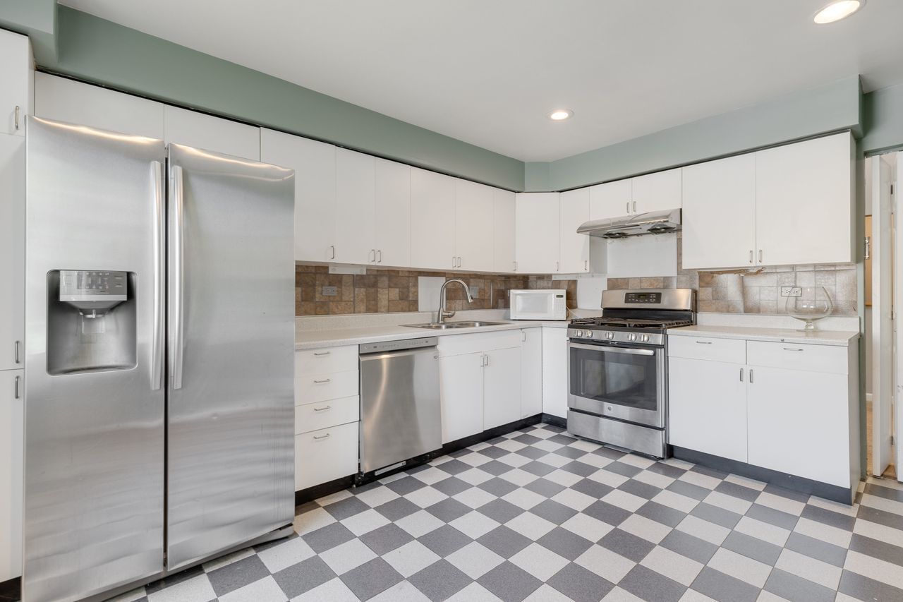 938 Hidden Lake Drive, Unit 938 Buffalo Grove, IL 60089 - Photo 6 of 16 a kitchen with a sink cabinets and stainless steel appliances