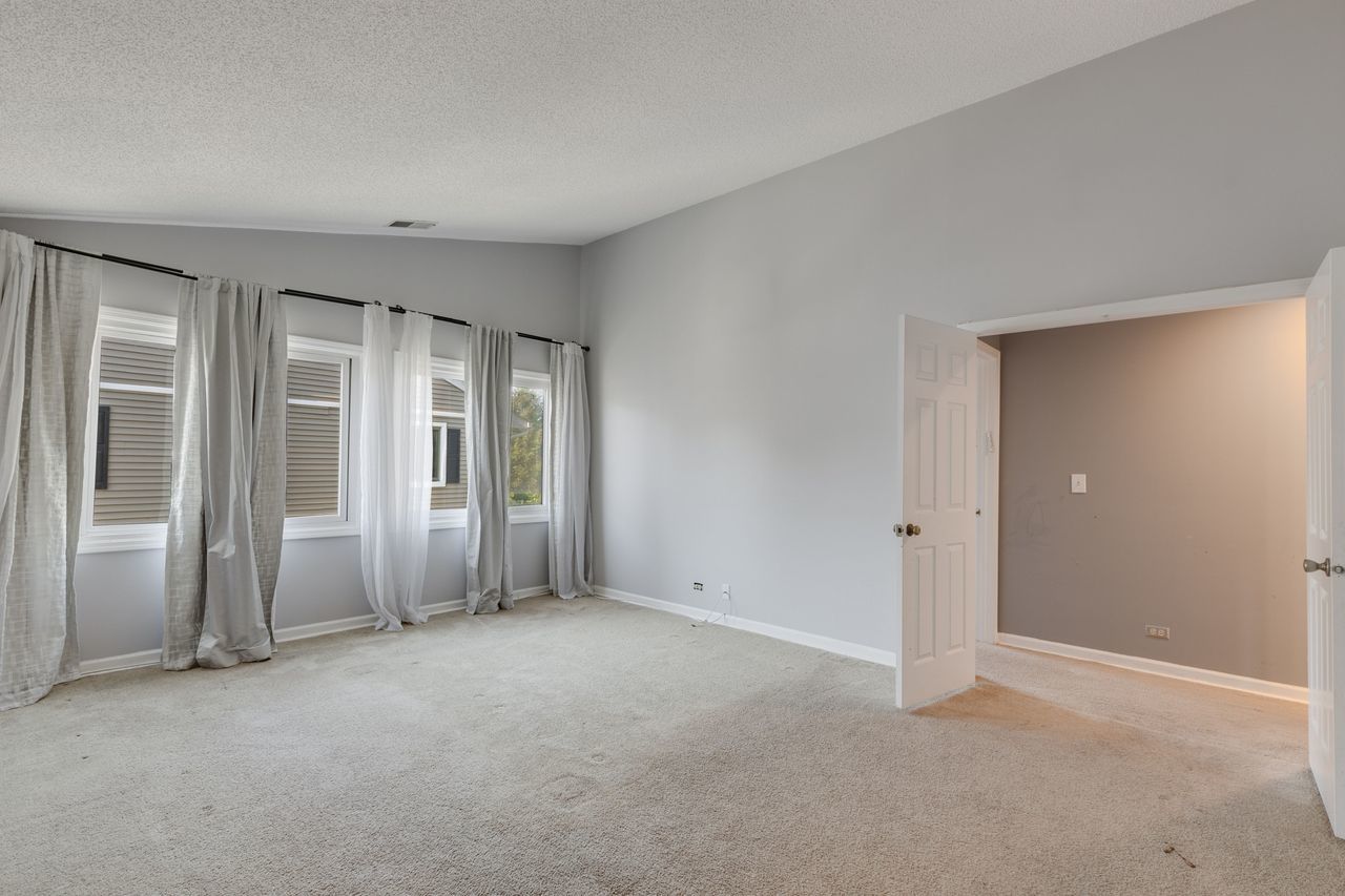 938 Hidden Lake Drive, Unit 938 Buffalo Grove, IL 60089 - Photo 10 of 16 an empty room with windows