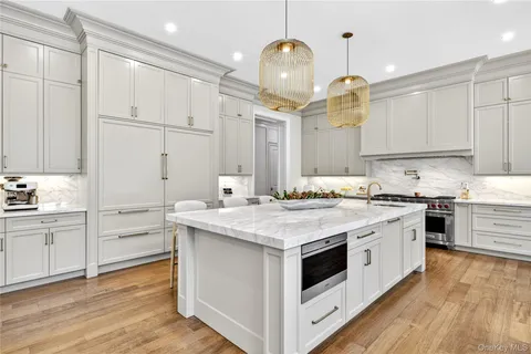 $6,748,000 | 3 Wood Hollow Lane, Glen Head, NY 11545