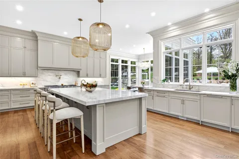 $6,748,000 | 3 Wood Hollow Lane, Glen Head, NY 11545