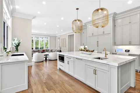 $6,748,000 | 3 Wood Hollow Lane, Glen Head, NY 11545