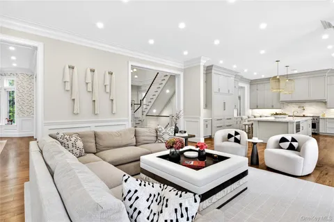$6,748,000 | 3 Wood Hollow Lane, Glen Head, NY 11545