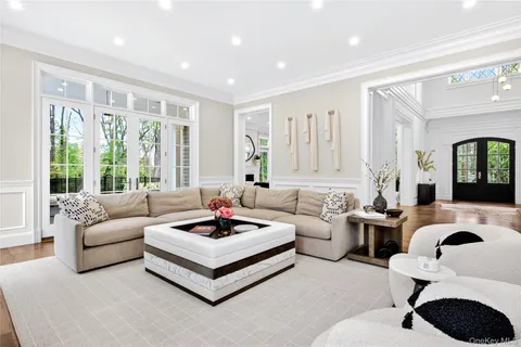 $6,748,000 | 3 Wood Hollow Lane, Glen Head, NY 11545
