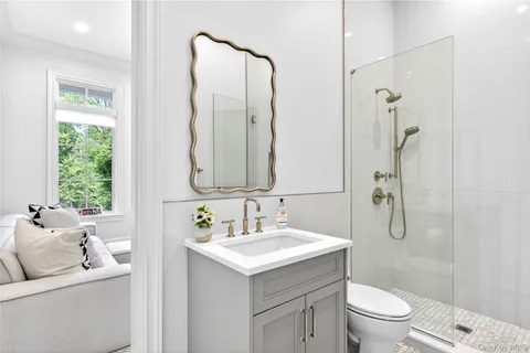 $6,748,000 | 3 Wood Hollow Lane, Glen Head, NY 11545