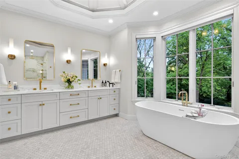 $6,748,000 | 3 Wood Hollow Lane, Glen Head, NY 11545
