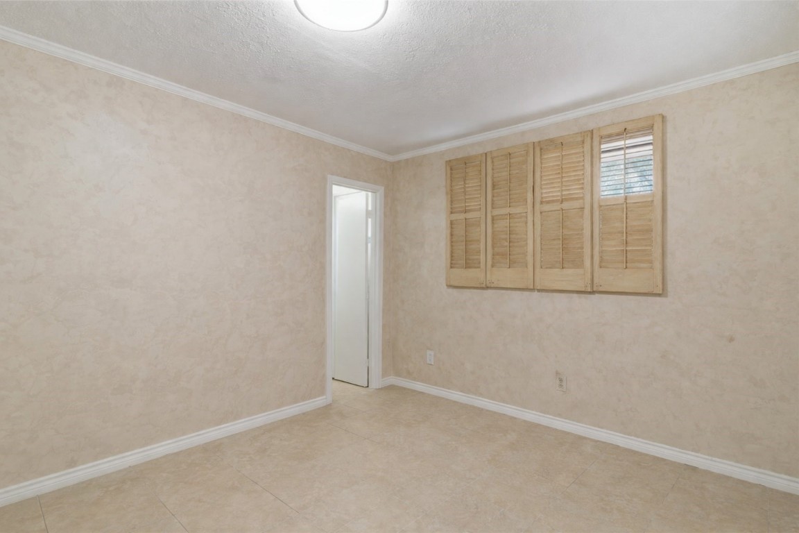 2003 Richvale Lane Houston, TX 77062 - Photo 18 of 29 an empty room with windows
