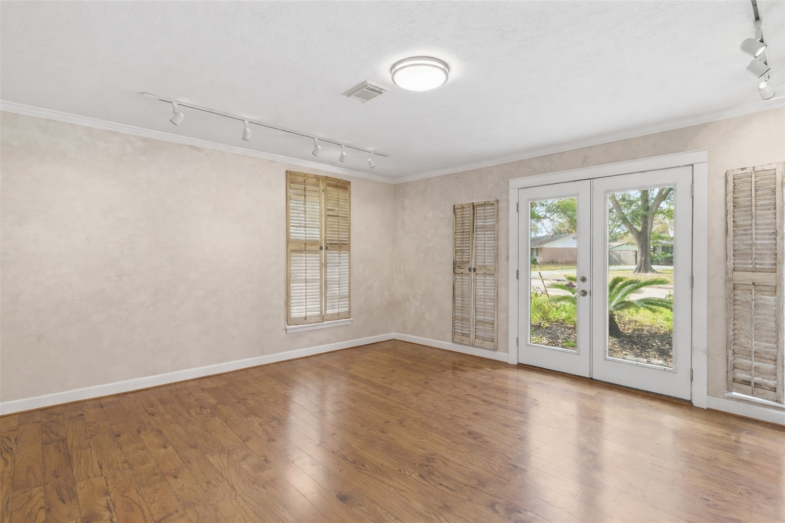 2003 Richvale Lane Houston, TX 77062 - Photo 9 of 29 an empty room with windows