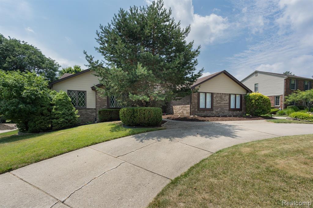 1631 Sumac Drive Rochester Hills, MI 48309 - Photo 2 of 29