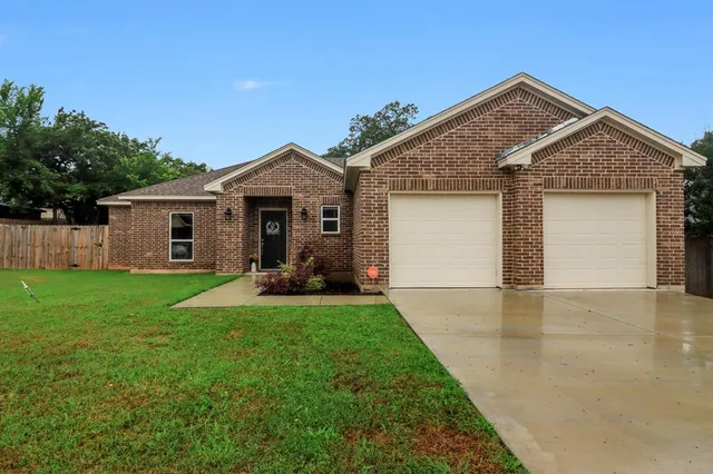 $2,400 | 605 Madeline Court, Azle, TX 76020