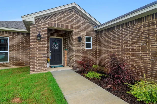 $2,400 | 605 Madeline Court, Azle, TX 76020