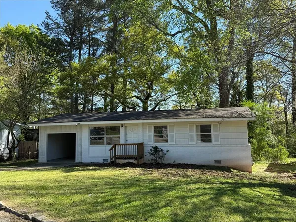 a view of a house with a yard