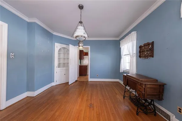 a view of empty room with wooden floor and piano