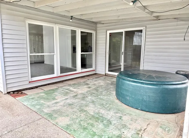 a view of a back yard