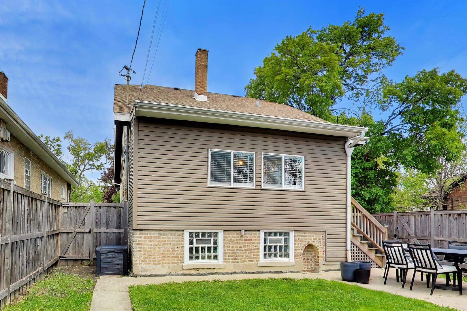 6101 West Patterson Avenue Chicago, IL 60634 - Photo 35 of 40 a front view of a house with garden