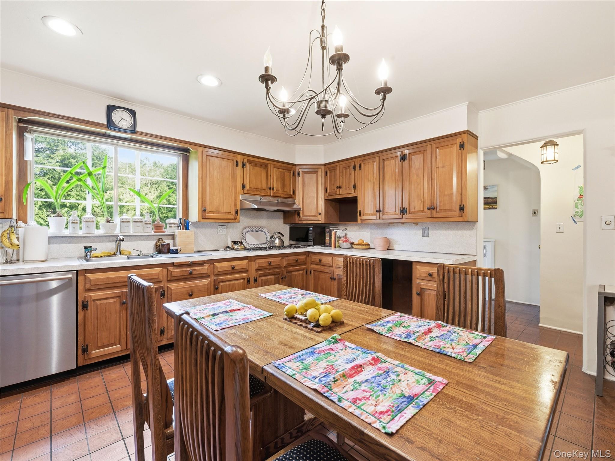 89 Bayview Avenue Great Neck, NY 11021 - Photo 6 of 38 Eat-in kitchen