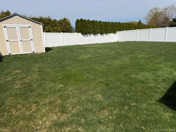 $4,950 | 6 Hillview Court, Commack, NY 11725