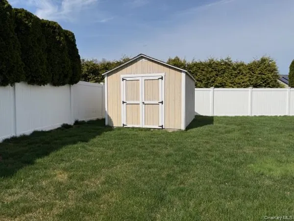 $4,950 | 6 Hillview Court, Commack, NY 11725