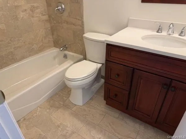 $4,950 | 6 Hillview Court, Commack, NY 11725