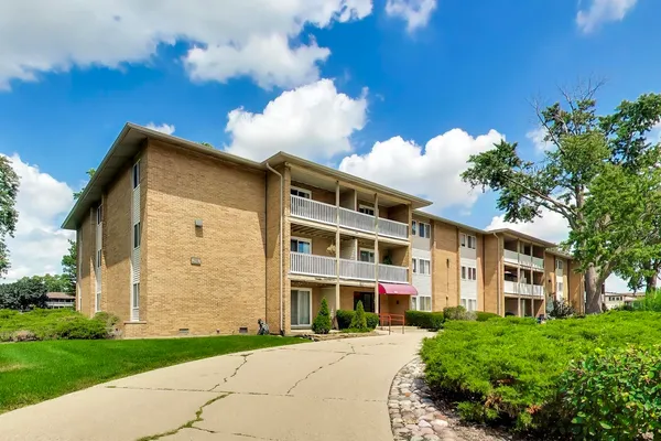 $250,000 | 960 Beau Drive, Unit 307, Des Plaines, IL 60016