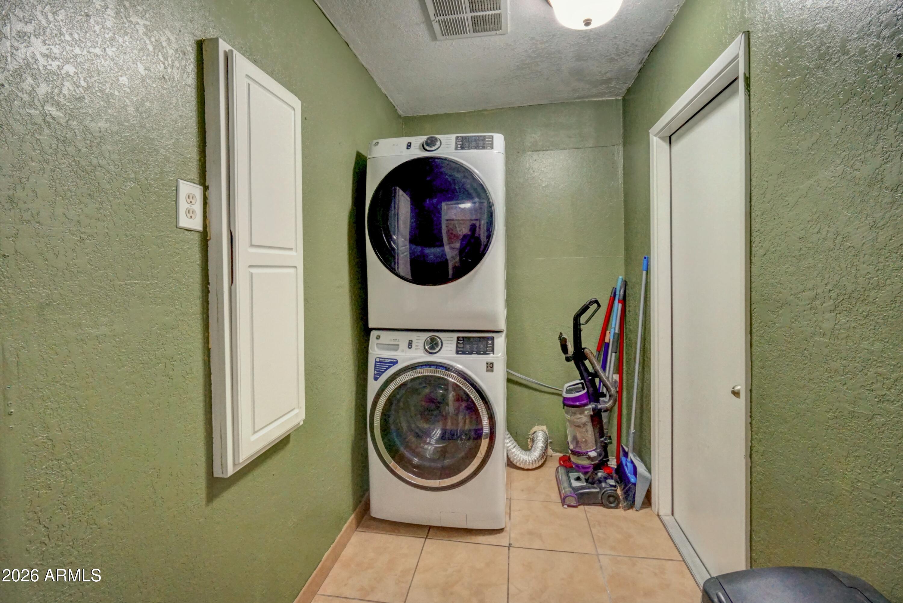 2749 East Sylvia Street Phoenix, AZ 85032 - Photo 21 of 44 a utility room with dryer and washer