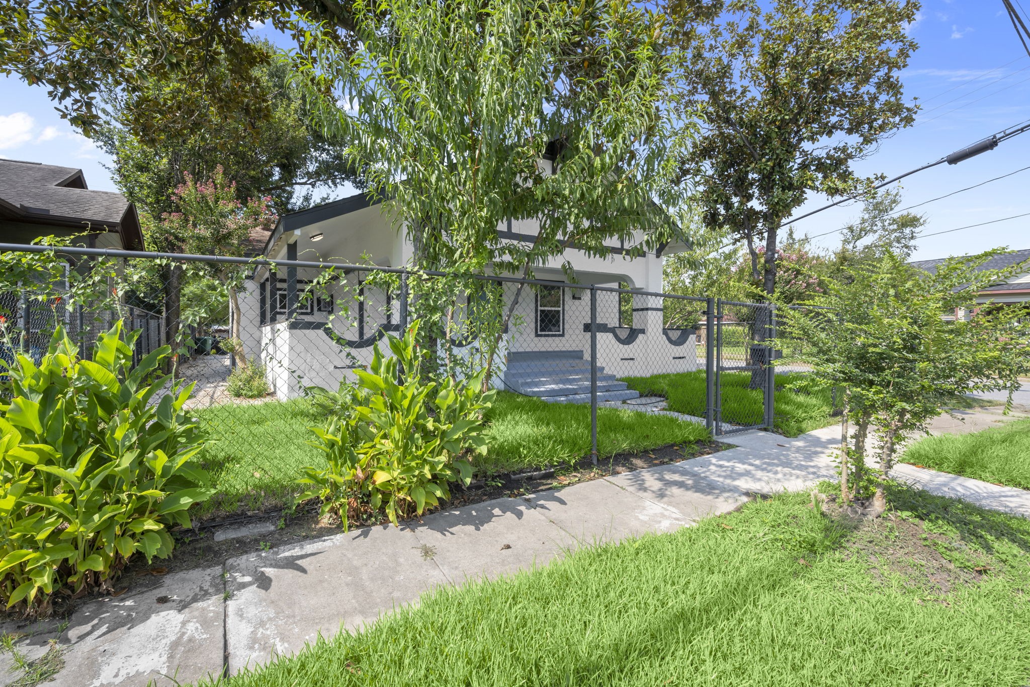 4902 McKinney Street Houston, TX 77023 - Photo 2 of 31 a front view of a house with garden
