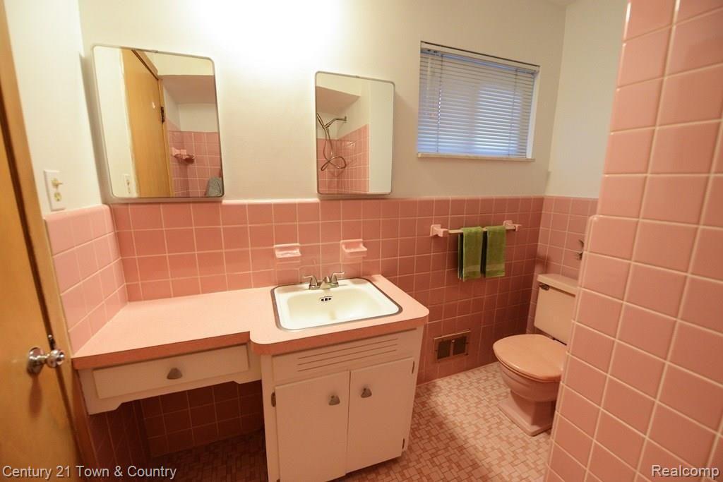 4025 Normandy Road Royal Oak, MI 48073 - Photo 14 of 35 Original full bathroom is in amazing condition!