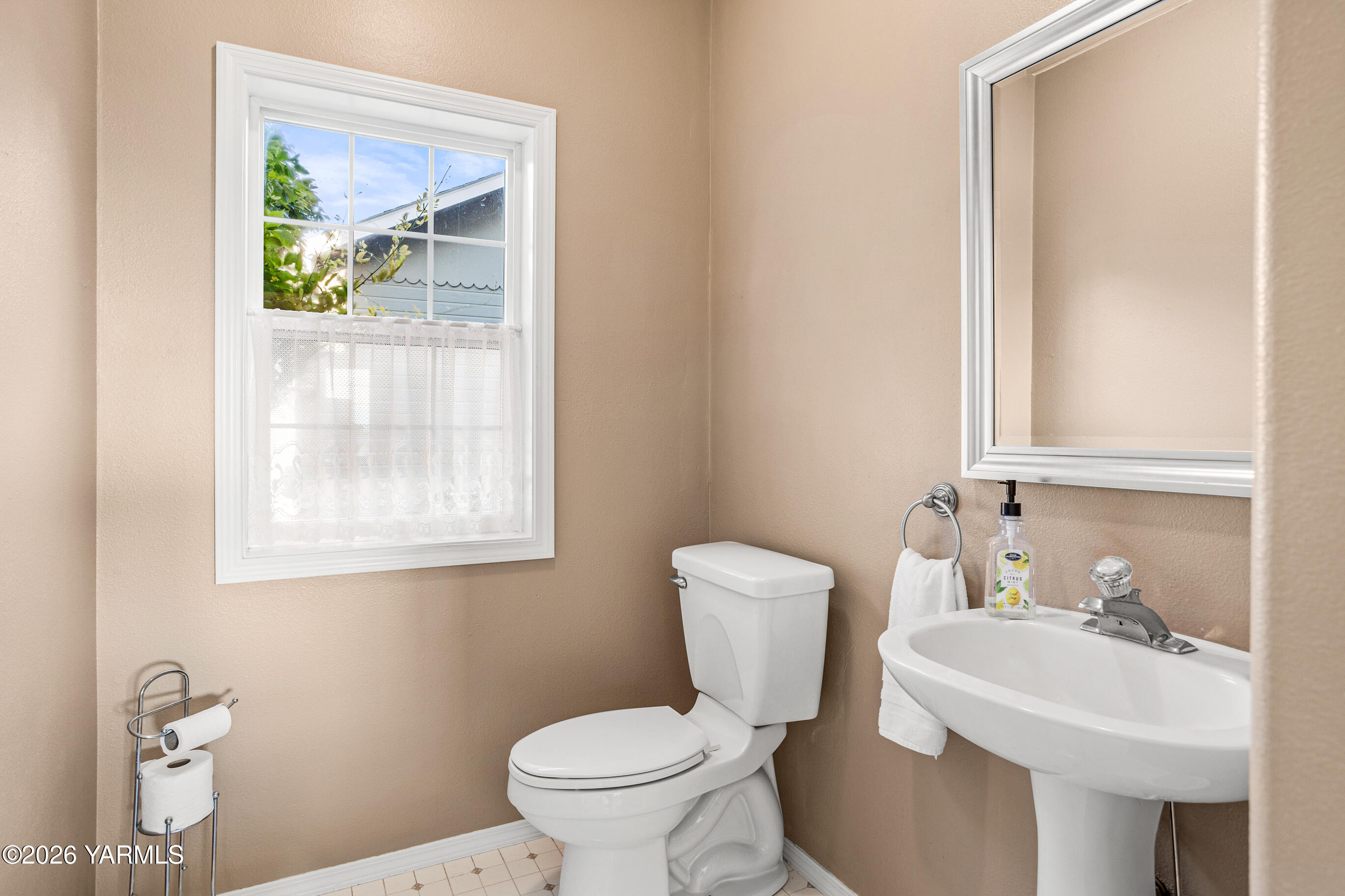 5060 Lombard Loop Road Zillah, WA 98953 - Photo 32 of 65 a bathroom with a toilet sink and mirror