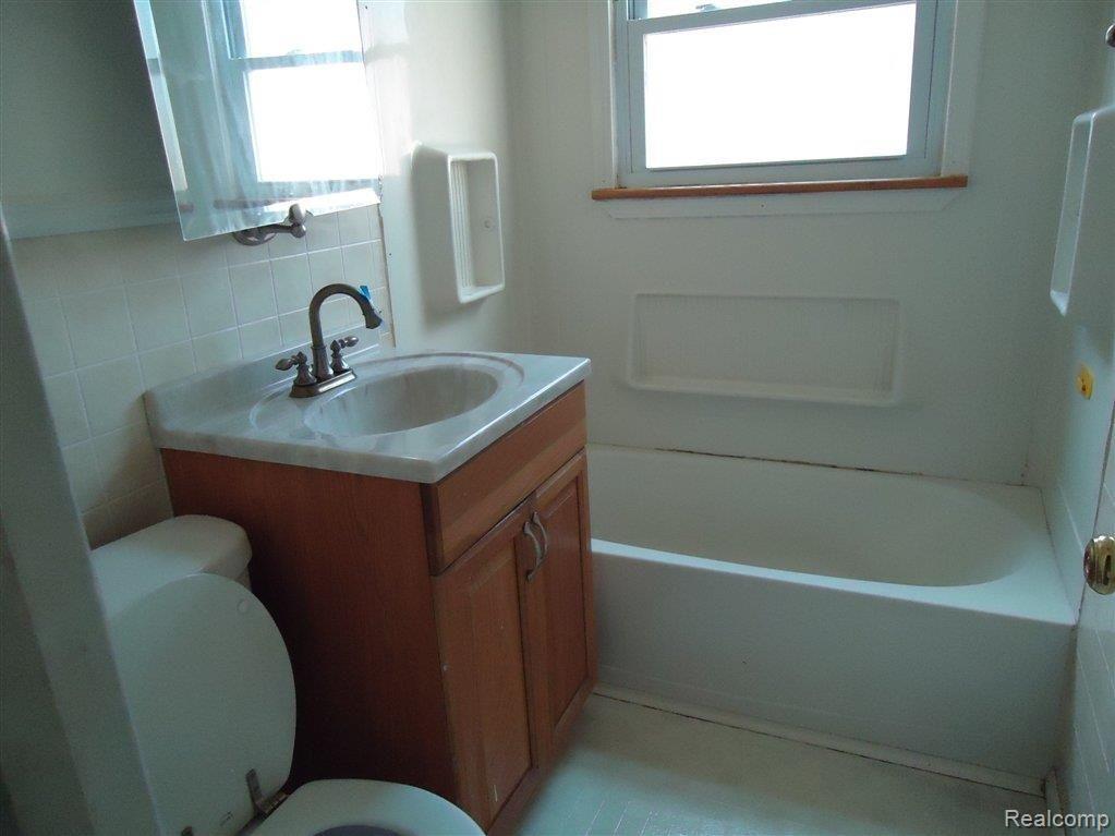 39318 Wade Road Romulus, MI 48174 - Photo 5 of 11 Main Bath.jpg