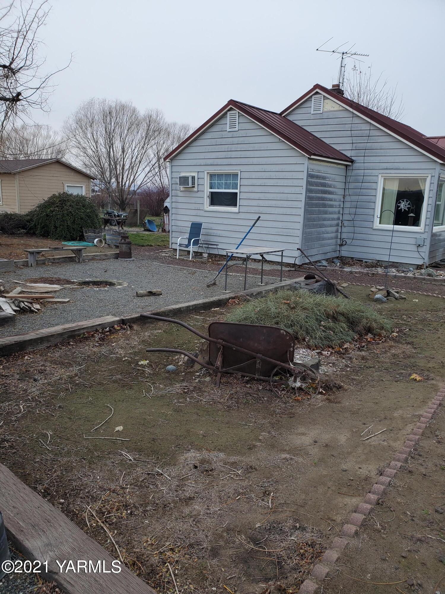 1090 Snipes Pump Road Sunnyside, WA 98944 - Photo 2 of 19 a backyard of a house with barbeque oven