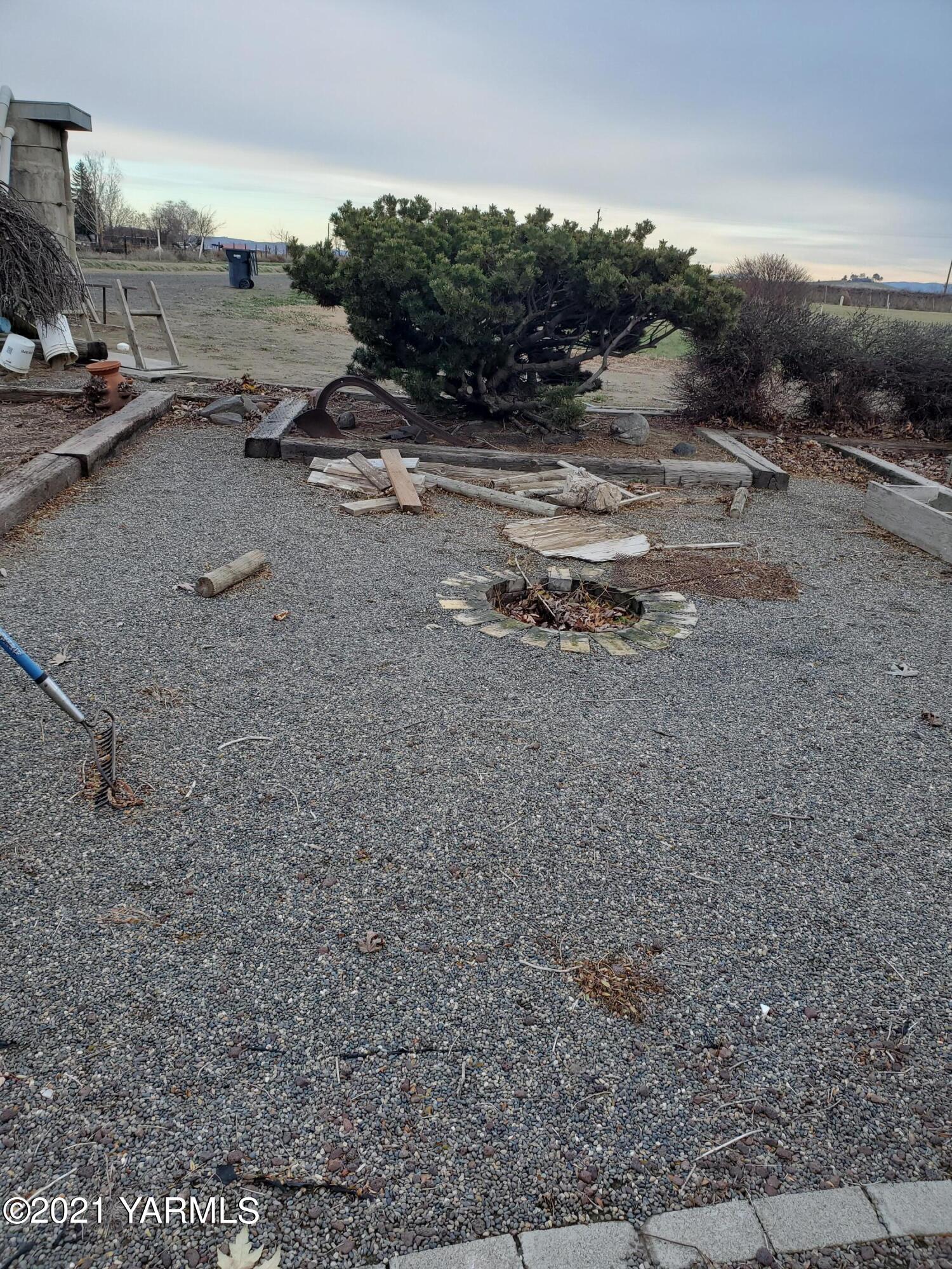 1090 Snipes Pump Road Sunnyside, WA 98944 - Photo 14 of 19 a view of a dry yard with trees
