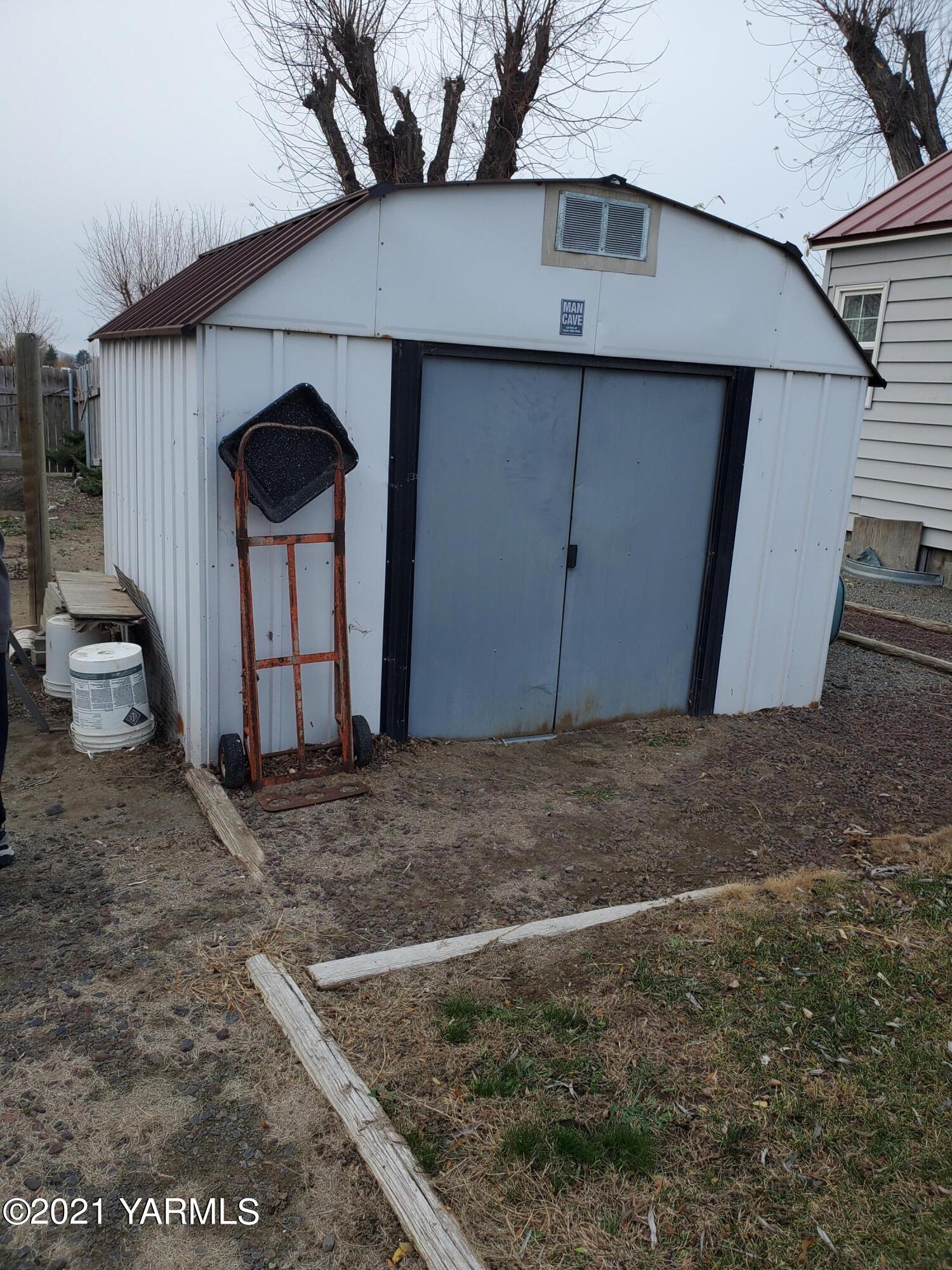 1090 Snipes Pump Road Sunnyside, WA 98944 - Photo 15 of 19 a view of a garage