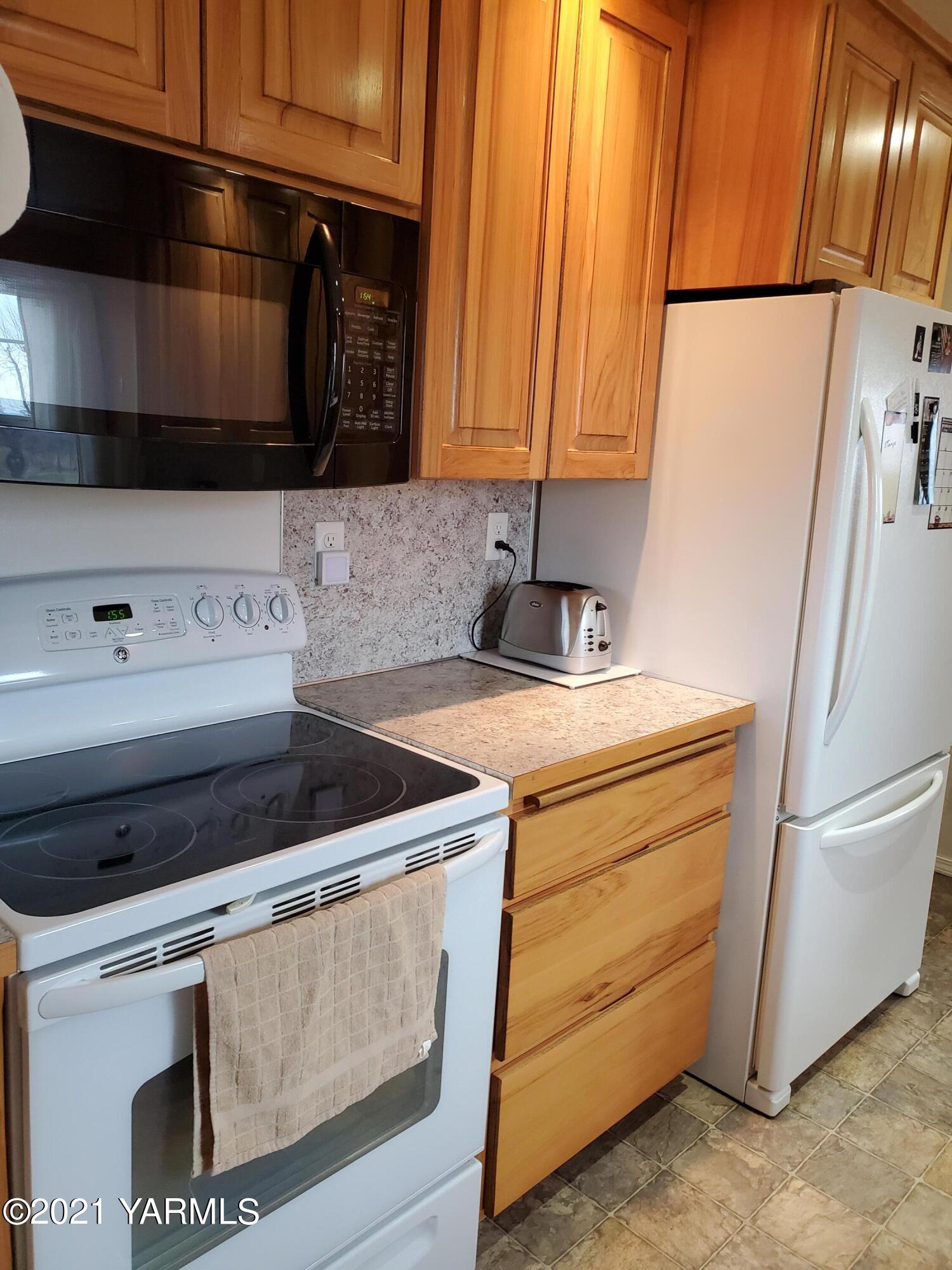 1090 Snipes Pump Road Sunnyside, WA 98944 - Photo 4 of 19 a utility room with stainless steel appliances wooden cabinet and a sink