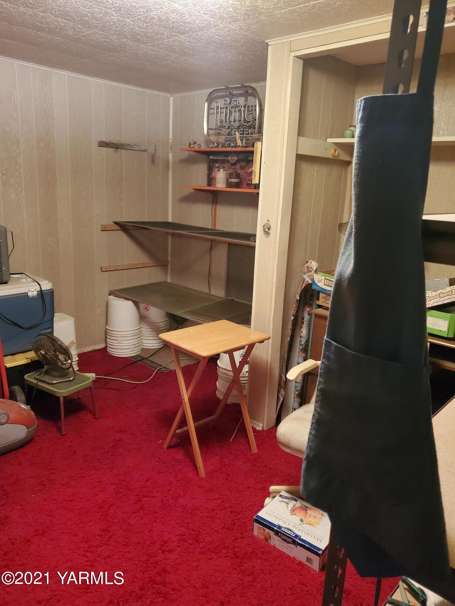 1090 Snipes Pump Road Sunnyside, WA 98944 - Photo 8 of 19 a workspace with furniture
